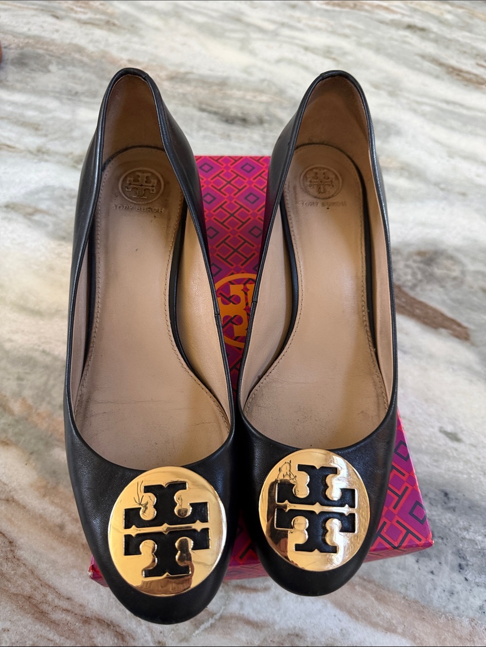 TORY BURCH Hope Pump black leather w/ Gold emblem sz 9.5 - Picture 2 of 6